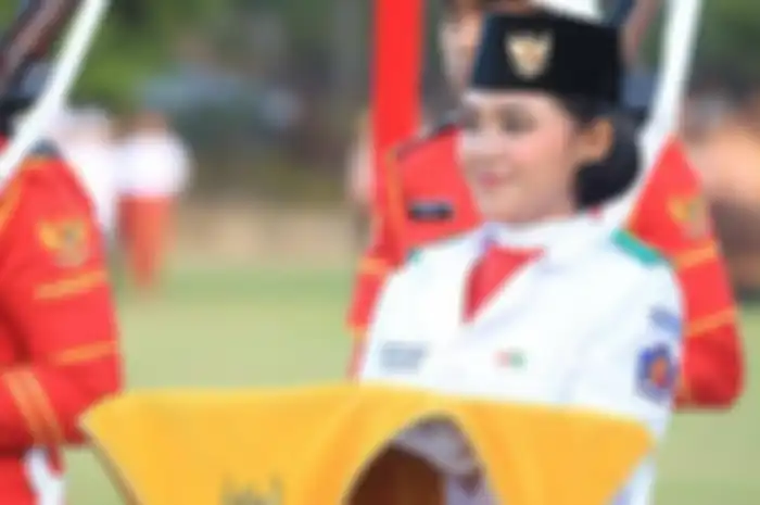 Desak Putu Tiara saat membawa baki bendera merah putih (via suar.id)