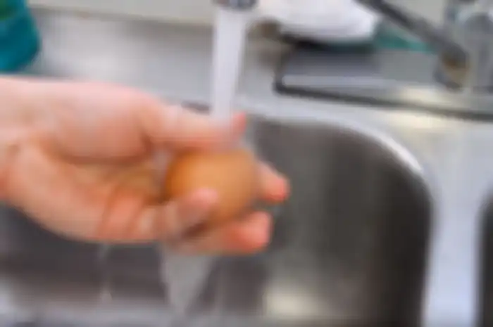 Mencuci telur sebelum dimasak