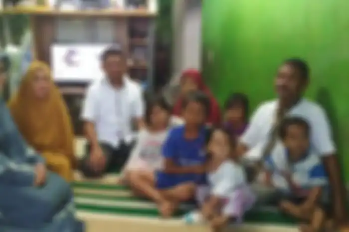 Ratusan masyarakat hingga kepolisian berbondong-bondong mendatangi rumah duka yang terletak di RT 20, kelurahan Sepinggan Raya Kecamatan Balikpapan Selatan.