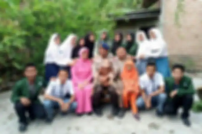 Anggota Brimob Detasemen C Pelopor Satuan Brimob Polda Jawa Timur, Brigpol Rochmat Tri Marwoto, bersama istri dan anak-anak asuhnya. Brigpol Rochmat mendapatkan penghargaan dari Kapolri Jenderal Pol Tito Karnavian karena dedikasinya mengasuh, membesarkan, dan membiayai sekolah 64 anak tak mampu.