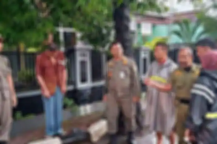 Satpol PP Kebumen evakuasi pria berdiri lama di trotoar jalan Kawedusan Kebumen.