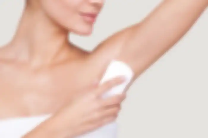 Ilustrasi menggunakan deodorant