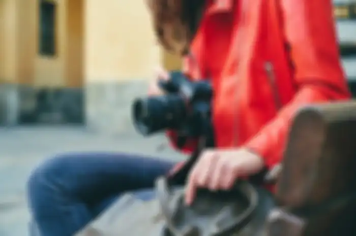 Lensa Sony FE 20mm saat dipasangkan dengan bodi kamera