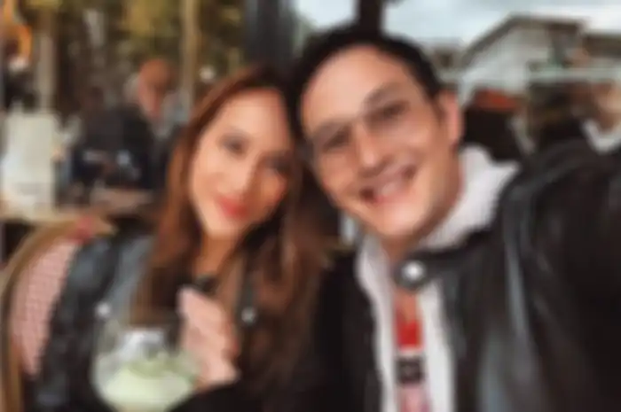 Mike Lewis dan kekasihnya.