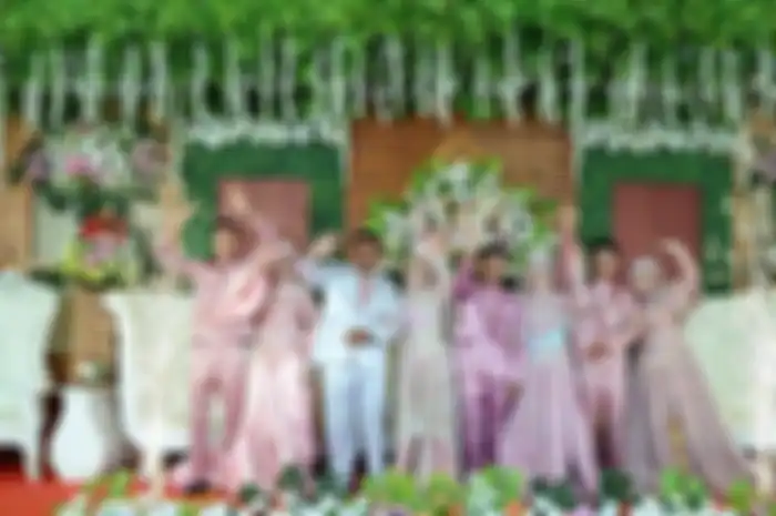 Pernikahan Eti dan ketiga anak gadisnya