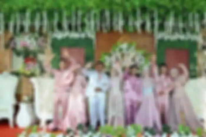 Keempatnya, ibu dan tiga anaknya yang merupakan warga Dusun Pasir Jaya RT 04 RW 01 Desa Andapraja Kecamatan Rajadesa Ciamis, Jawa Barat itu menggelar resepsi pernikahan serentak di lapangan bola Pasir Peuti Dusun Pasir Jaya, Selasa (25/2/2020).
