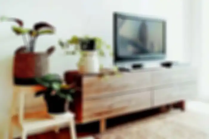 Furnitur custom dipesan sesuai ukuran ruang, dilengkapi storage. 