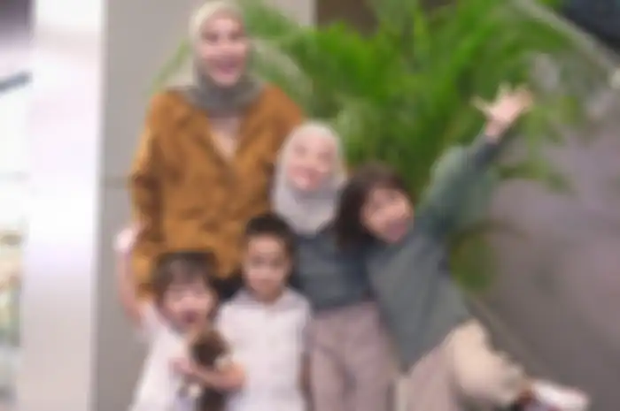 Zaskia Adya Mecca bersama keempat anaknya