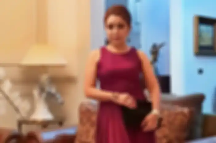 Melihat penampilan seksi dan memikat Mayangsari istri Bambang Trihatmodjo kenkana busana belahan dada rendah saat ahdiri fashion show