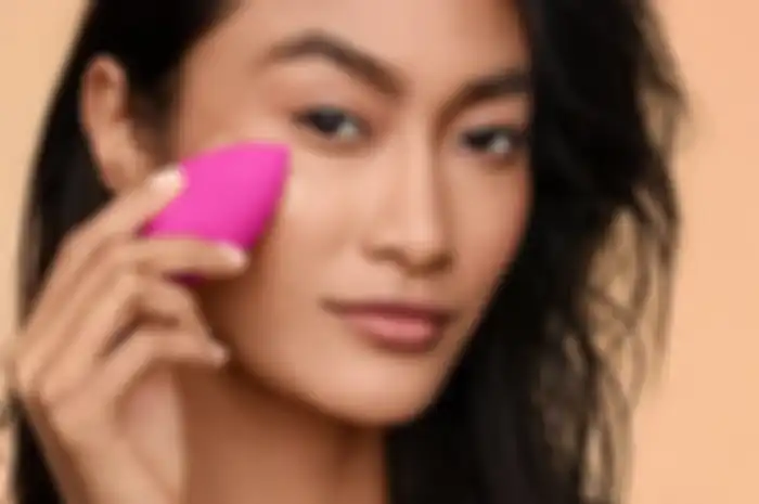 Ilustrasi memakai beauty blender