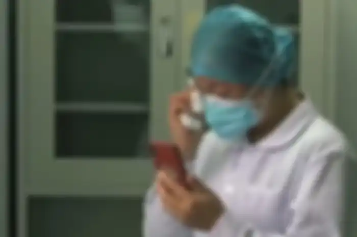 Kisah pilu perawat di Wuhan, China, yang saksikan ibunya meninggal dunia lewat video call