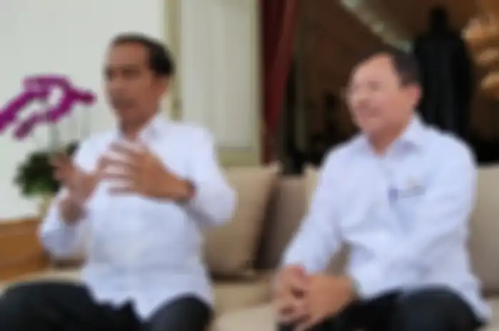 Presiden Joko Widodo bersama Menteri Kesehatan Terawan Agus Putranto mengumumkan kasus pertama positif Corona di Indonesia, di Istana Kepresidenan, Jakarta, Senin (2/3/2020)
