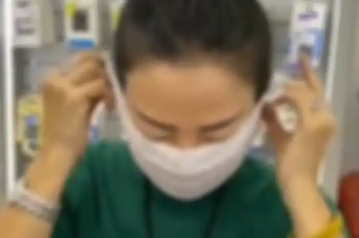 Video penggunaan tisu basah sebagai alternatif masker.