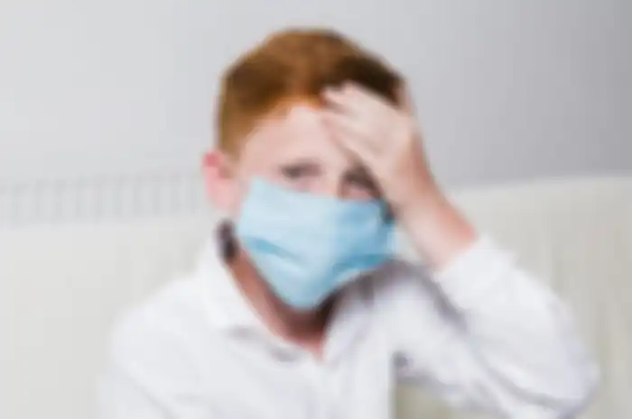 Anak menggunakan masker.