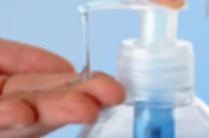 Akibat keseringan pakai hand sanitizer bisa membuat kulit kering.