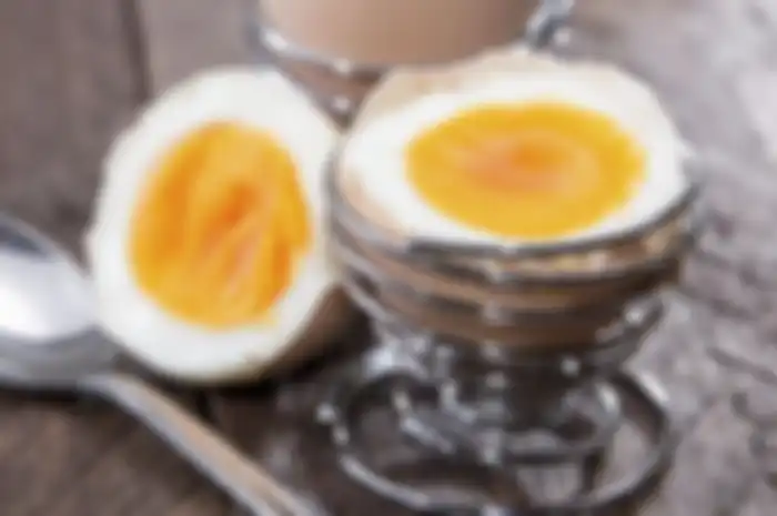 Telur rebus setengah matang