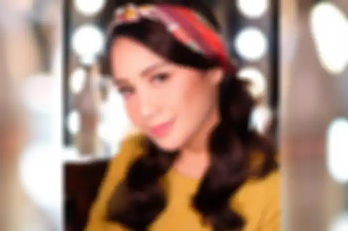 Nagita Slavina istri Raffi Ahmad terlihat memakai bando mewah yang harganya jadi sorotan netizen di media soisal