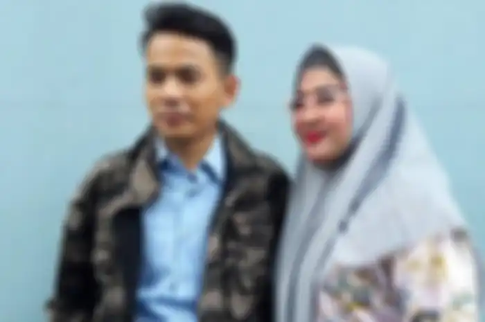Penyanyi Januarisman Runtuwene alias Aris Idol bersama istri, ditemui di Gedung Trans TV, Jalan Kapten Tendean, Mampang Prapatan, Jakarta Selatan, Senin (27/8/2018). 