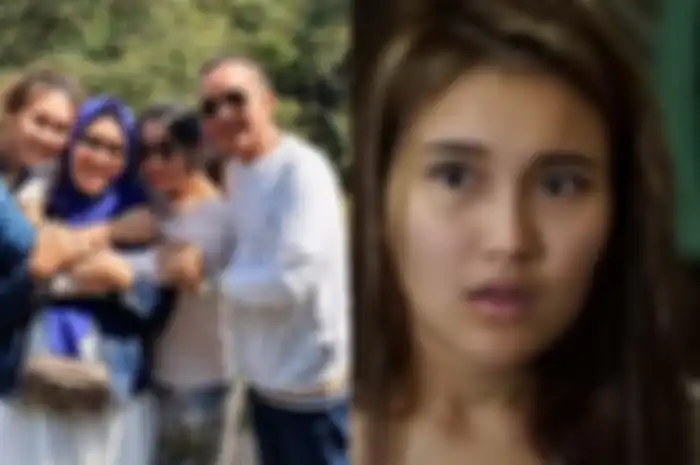 Keluarga Ayu Ting-Ting dibuat Panik dengan Percikan Api di bawah tangga.