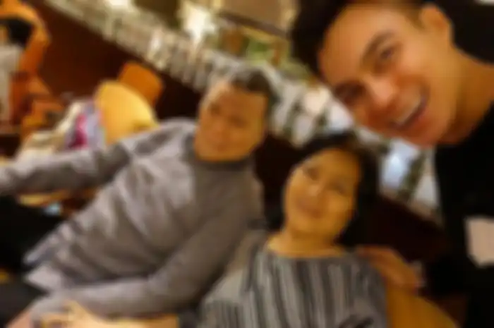Baim Wong bersama kedua orang tuanya