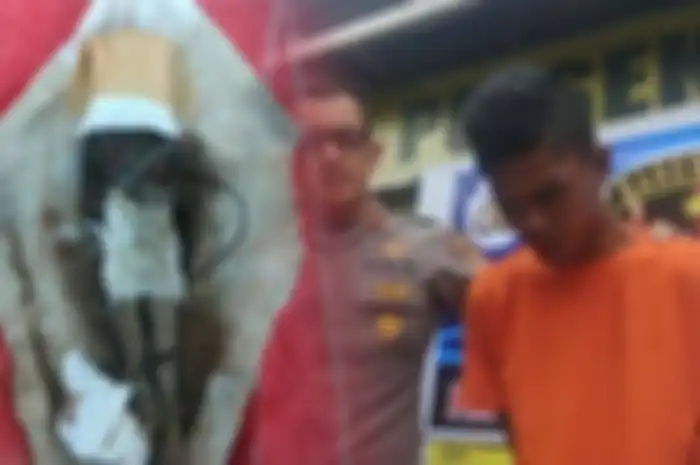Pelaku aksi pemerasan saat diamankan oleh pihak kepolisian.