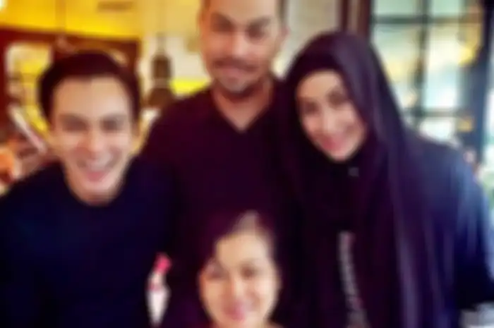 Raut Duka Terpancar, Anissa Trihapsari dan Sultan Djorghi Sambut Kedatangan Jenazah Ibunda Baim Wong