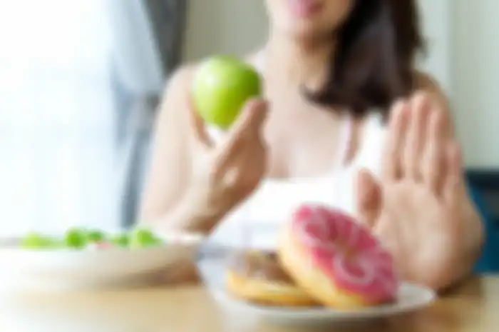 Ilustrasi obsesi makanan sehat dengan menolak makanan manis dan junkfood