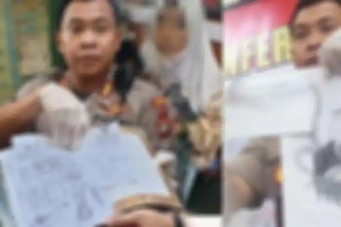 Wakapolres Metro Jakarta Pusat AKBP Susatyo Purnomo memperlihatkan buku catatan milik remaja 15 tahun yang bunuh bocoh 6 tajun di Sawah Besar, Jakarta Pusat, Jumat (6/3/2020).