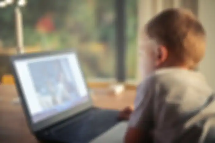 Ilustrasi anak nonton film.