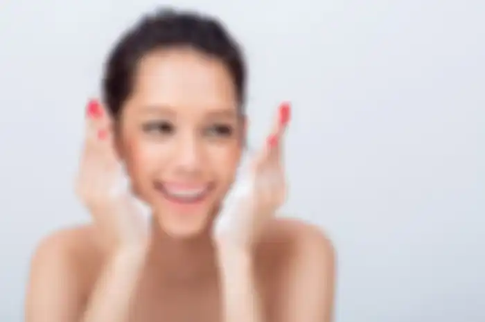 Memakai facial foam