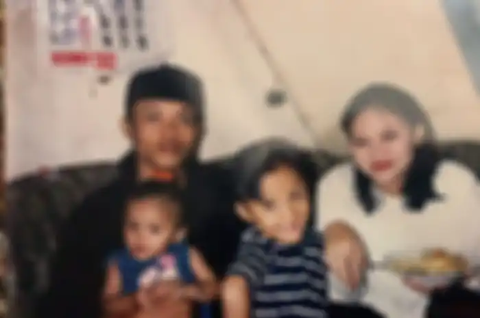 Rizky Febian memasang foto masa kecilnya, mengingat kebersamaan bareng orang tuanya, Sule dan Lina Zubaedah.
