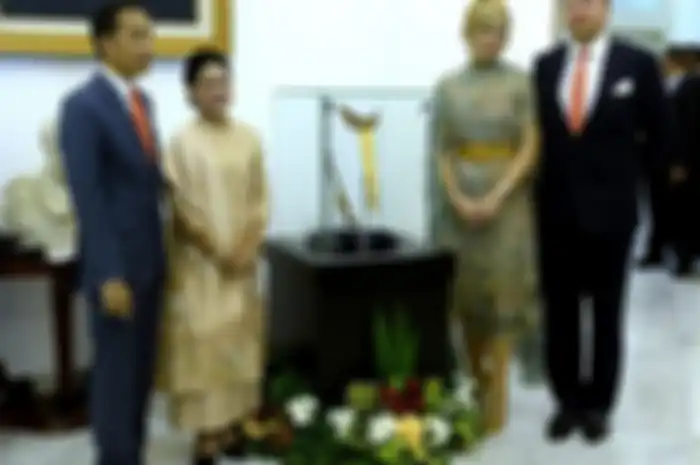 Raja Belanda Willem Alexander menyerahkan sebilah keris milik Pahlawan Nasional Pangeran Diponegoro kepada Presiden Joko Widodo. Keris itu diserahkan secara simbolis saat pertemuan Raja Willem dan Jokowi di Istana Kepresidenan Bogor, Jawa Barat, Selasa (10/3/2020). (Biro Pers Sekretariat Presiden) via kompas.com