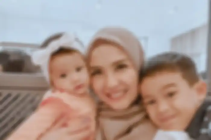 Revalina S Temat bersama kedua buah hatinya