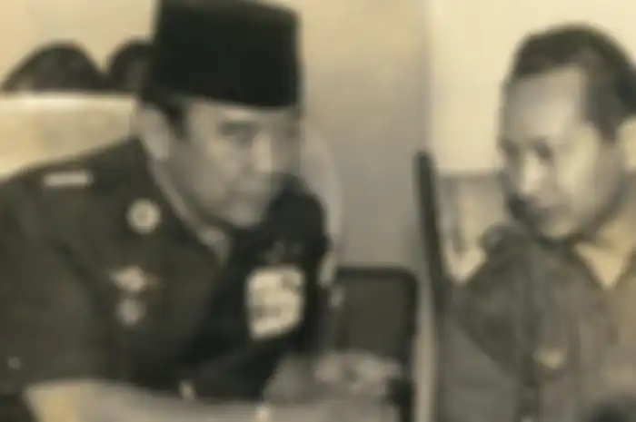 Presiden RI ke I Soekarno dan Jenderal Soeharto