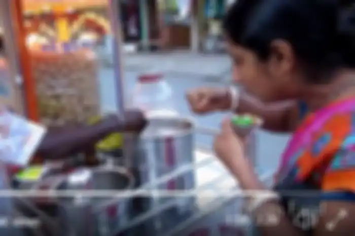 Makanan India ini disajikan dengan celupan tangan sang penjual. 