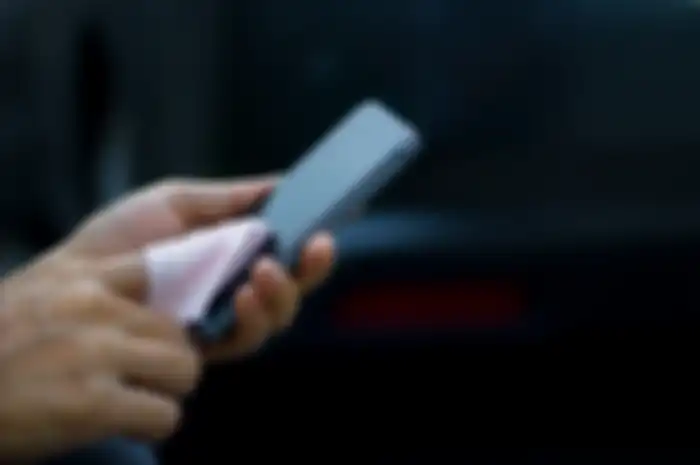 Cara membersihkan smartphone yang aman