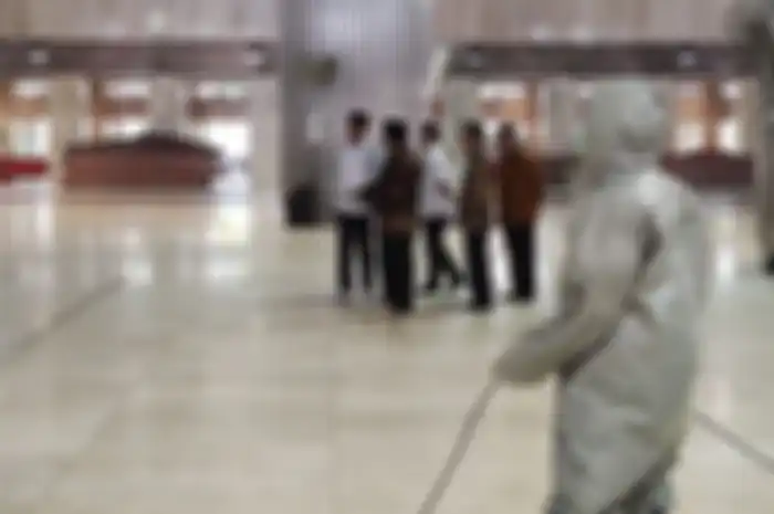 Presiden Joko Widodo meninjau proses sterilisasi Masjid Istiqlal, Jakarta Pusat, Jumat (13/3/2020) pagi. Proses sterilisasi ini dilakukan dalam rangka mencegah penularan virus corona Covid-19.