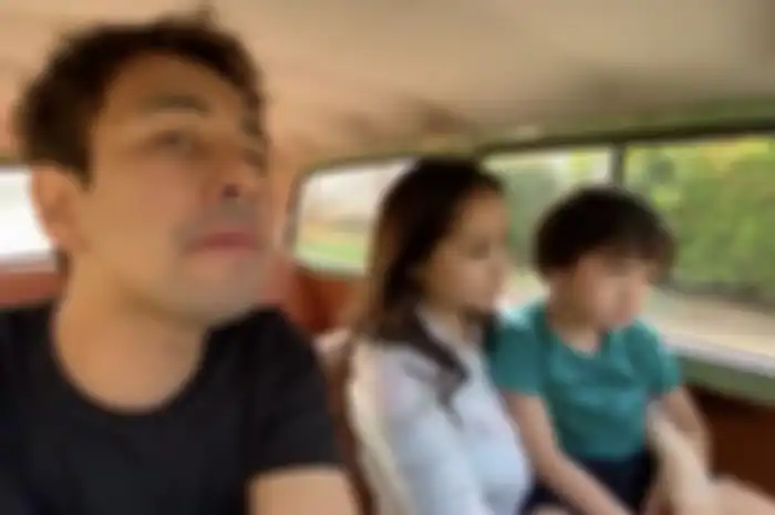 Raffi Ahmad, Nagita Slavina, dan Rafathar di dalam mobil Rp 700 juta.