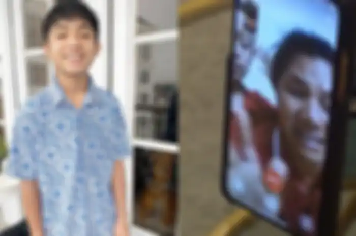Nenek Betrand Peto menangis saat telepon sang cucu