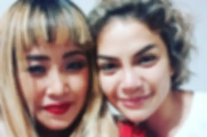 Pinkan Mambo dan Nikita Mirzani