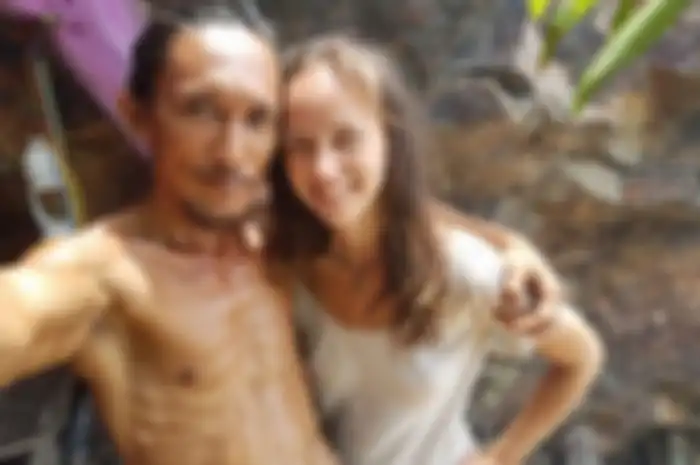 The Cave Man dan seorang wanita cantik.