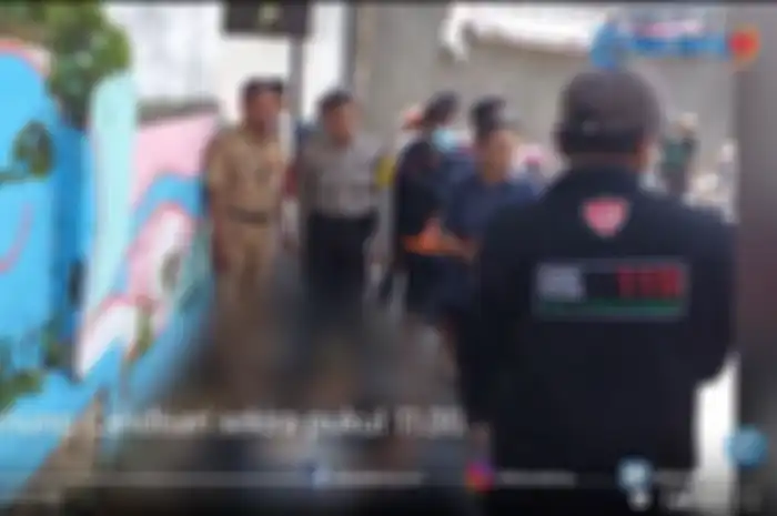 Seorang pria (55) meninggal mendadak setelah memarkirkan motor di depan keluarahan. 