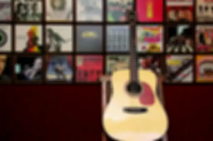 Beberapa poster dan sampul album The Beatles dijadikan hiasan dinding.