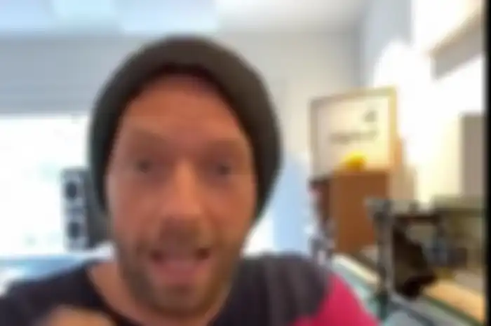 Chris Martin hibur penggemarnya di live instagram miliknya