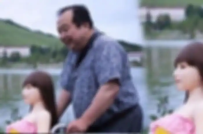 Pengusaha di Jepang ini rela tinggalkan istri dan anak demi bisa hidup bersama bonekanya. 
