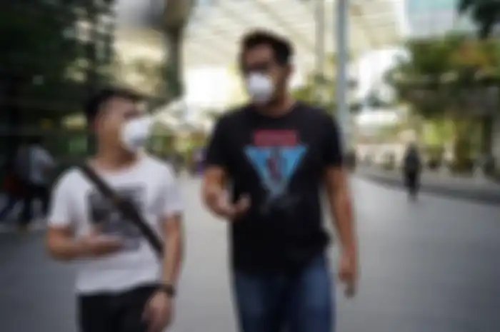 Pemandangan warga Singapura memakai masker menjadi hal yang biasa di tengah mewabahnya virus corona. Terlihat dua orang profesional pria memakai masker di University Town, National University of Singapore (NUS), Februari 2020(KOMPAS.COM/I KOMANG NARENDRA )