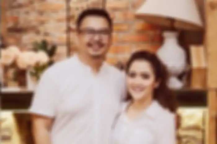 Vega Darwanti dan suaminya