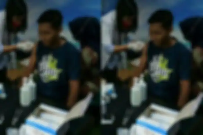 Pemain melakukan vaksinasi