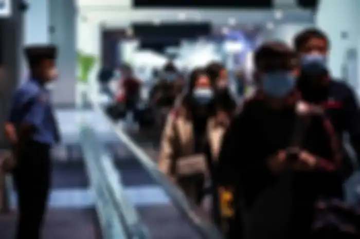 Petugas keamanan bandara berjaga saat wisatawan asal China baru mendarat di Terminal 3 Bandara Soekarno-Hatta, Selasa (28/1/2020). 