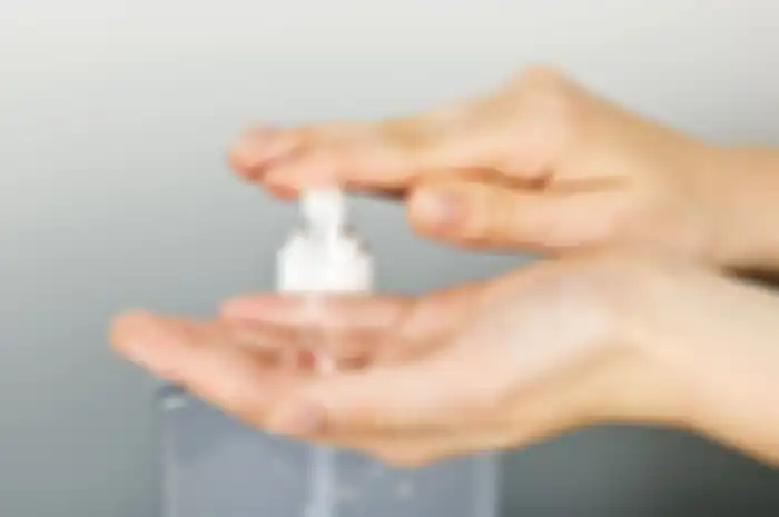 memakai hand sanitizer